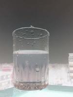 vidro do Claro frio água é metade cheio foto