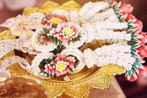 flor guirlandas em uma ouro bandeja dentro tradição tailandês Casamento cerimônia dia. jasmim festão foto