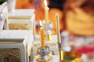 vela luz para adoração a Buda imagens dentro a têmpora, Tailândia foto