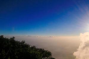 dourado luz com nascer do sol dentro manhã em a céu e nuvem .névoa cobrir a selva Colina dentro Tailândia foto