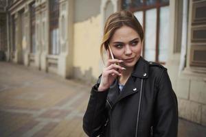 mulher ao ar livre comunica em a telefone andar estilo de vida foto