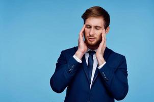 o negócio homem dentro terno oficial trabalho azul fundo foto