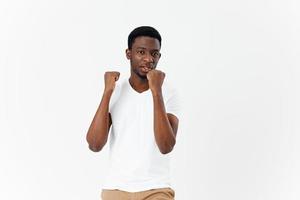 africano olhando homem gesticulando com mãos estúdio branco camiseta isolado fundo foto