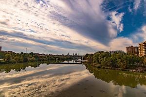 outono natural Visão do a Ebro rio dentro Zaragoza foto