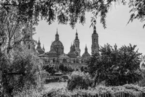 setembro outono Visão do a catedral e a rio dentro Zaragoza dentro Espanha em uma caloroso ensolarado dia foto