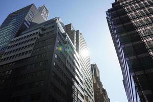 Novo Iorque Manhattan arranha-céus Visão a partir de a rua para a topo do a construção em ensolarado Claro dia foto