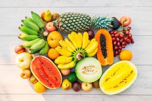 frutas misturadas com maçã, banana, laranja e outras foto
