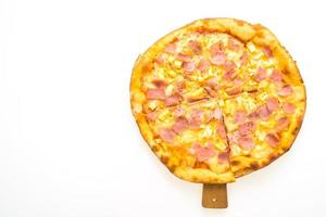 pizza havaiana em bandeja de madeira foto