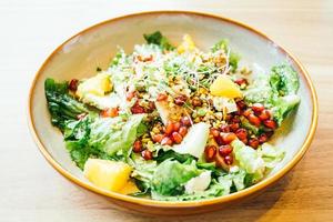 frango grelhado com vegetais e romã, salada de frutas no prato - processamento do filtro de cor foto