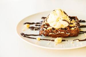 sobremesa doce waffle de chocolate com sorvete foto