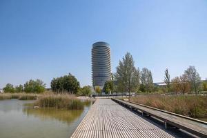 interessante moderno ponto de referência construção dentro a espanhol cidade do Zaragoza em uma ensolarado dia foto