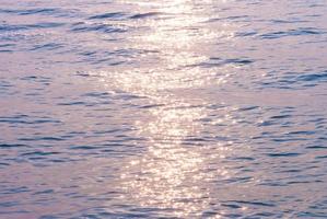 água do mar e reflexo do sol foto