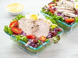 peito de frango grelhado e salada de carne foto