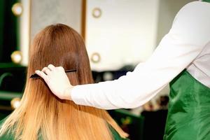 cabeleireiro pentear grandes cabelo do cliente foto