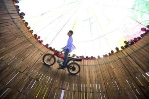 Bangladesh fevereiro 14, 2018 uma rural façanha motociclista é arriscando dele vida de escala a parede do uma ampla de madeira bem dentro uma moto carnaval show secundário às bogura, dhaka. foto