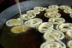 jilapi polpa é ser misturado dentro quente óleo para faço jalebi. foto