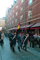 bruxelas, bélgica 2015- pessoas marchando com a bandeira da bélgica foto