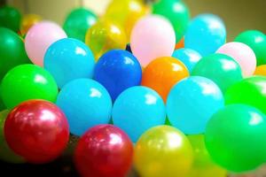 luz azul e verde baseado em cores colorida cheio de gás balões fechar-se Visualizações. foto