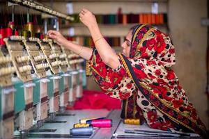 Bangladesh agosto 6, 2019 uma Bangladeshi mulher vestuário trabalhador trabalhando com informatizado bordado máquina às madhabdi, narsingdi, Bangladesh. foto