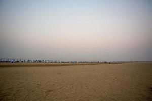 a cedo manhã esvaziar Visão do a mais longo arenoso mar de praia cox's bazar. foto