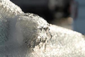 um carro coberto de gelo em vladivostok, rússia foto