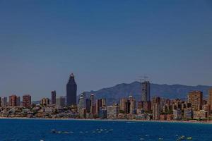 panorama Visão em uma ensolarado dia em a cidade do Benidorm Espanha foto