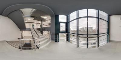 cheio desatado esférico hdri 360 panorama Visão dentro esvaziar moderno corredor perto panorâmico janelas com colunas, Escadaria e portas dentro equirretangular projeção, pronto para ar vr conteúdo foto