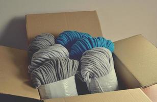 pacote com uma colorida cordão algodão para mão tricô foto