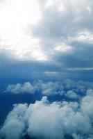 branco nuvens contra a azul céu visto a partir de a voar a partir de a janelas do a avião foto