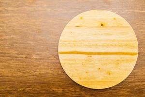 tábua de corte de madeira em fundo de texturas de madeira foto