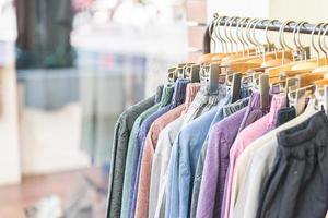 lindas roupas em loja de compras foto