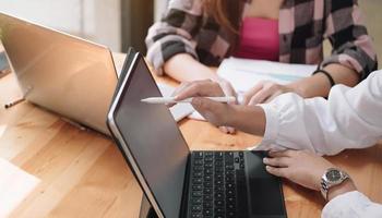 colegas de trabalho em uma reunião com um tablet foto