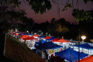 luang prabang Laos fevereiro 25 , 2023 colorida noite mercado perto a real Palácio museu foto