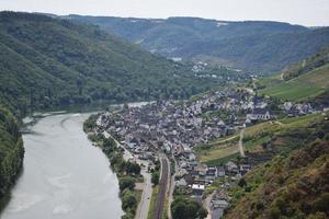 Vila klotten entre Mosel e vinhedos foto