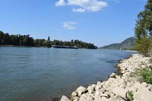 Rhine perto mau honnef com navios foto