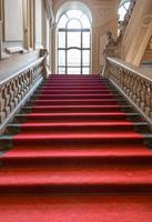 Turim, Itália - Escadaria Palazzo Barolo. palácio de luxo com interior barroco antigo e tapete vermelho foto