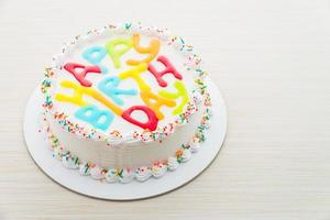 bolo de feliz aniversário em fundo de madeira foto