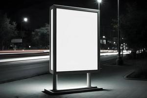 esvaziar espaço propaganda quadro, em branco branco tabuleta em beira da estrada dentro cidade, vertical em branco Painel publicitário dentro cidade dentro noite tempo, livre foto