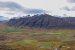 a montanha vale dentro Islândia foto
