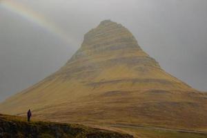 kirkjufell montanha em uma nebuloso dia foto