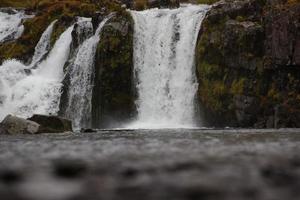 fantástico Visão em Kirkjufellsfoss cascata perto kirkjufell montanha foto