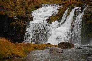 fantástico Visão em Kirkjufellsfoss cascata perto kirkjufell montanha foto