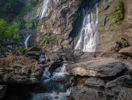 cachoeira khlong lan, belas cachoeiras no parque nacional klong lan da tailândia foto