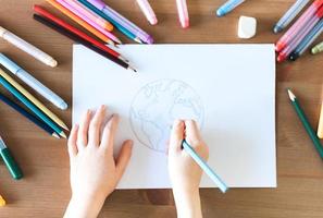 criança menina desenhando com colorida lápis foto