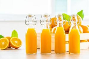 suco de laranja fresco para beber em uma garrafa de vidro foto