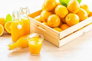 suco de laranja fresco para beber em uma garrafa de vidro
