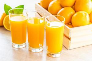 suco de laranja fresco para beber em uma garrafa de vidro foto