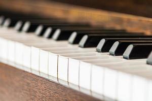 ponto de foco seletivo em teclas de piano vintage foto