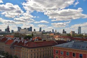 uma Visão a partir de acima do a Varsóvia velho cidade e a em torno da edifícios em uma verão dia foto