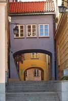uma cortiço casa dentro a Varsóvia velho Cidade dentro roxa e uma e escadas foto